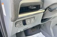 Nahaufnahme der Klimasteuerung und der Mittelkonsole eines Elektroautos.