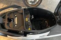 Seitenansicht der weißen Verkleidung eines E-Scooters.