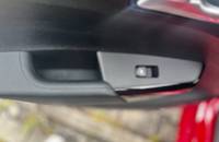 Detailaufnahme des Türgriffs und der Verkleidung eines roten KIA Picanto.