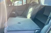 Innenraumaufnahme eines Elektrofahrzeugs, die die Mittelkonsole und Sitze zeigt.