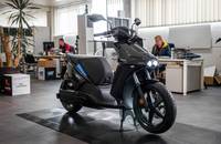 Seitenansicht des schwarzen elektrischen Scooters RAY 7.7 in einem Showroom.