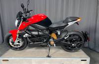 Seitenansicht eines roten und schwarzen E-Motorrads.