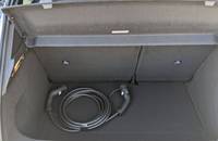 Offener Kofferraum des Nissan Micra EV mit einem darauf liegenden Ladekabel.