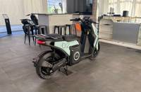 Seitenansicht des elektrischen Scooters SILENCE S02 in einem Showroom.