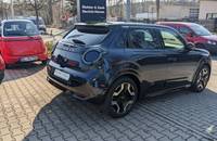Außenansicht eines dunkelblauen Nissan Micra EV vor dem Autohaus Richter & Zech.