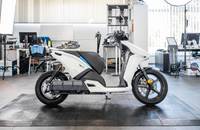 Seitenansicht des weißen elektrischen Scooters RAY 7.7 in einem Autohaus.