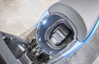 Offener Kofferraum des Elektrofahrzeugs mit sichtbarer Verkleidung und Boden.