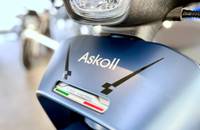 Nahaufnahme des blauen Frontbereichs eines Motorrollers. Das Markenlogo "Askoll" und ein Kennzeichenhalter sind zu sehen
