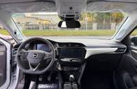 Innenraumaufnahme des Opel Corsa mit Lenkrad und Armaturenbrett.