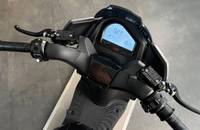 Nahaufnahme des Cockpits und des digitalen Displays eines E-Scooters.