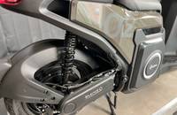 Detailansicht des hinteren Bereichs eines grauen E-Scooters mit Akku und Rad.