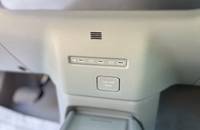 Nahaufnahme der Mittelkonsole mit USB-Anschlüssen und 12V-Steckdose.