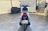 Heckansicht des elektrischen Motorrads mit Kennzeichen und Beleuchtung.
