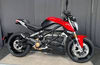 Seitenansicht eines roten und schwarzen E-Motorrads (ZERO 27MY FST STREET SR/F).
