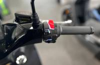 Nahaufnahme der Lenker und Bedienelemente eines E-Motorrollers.