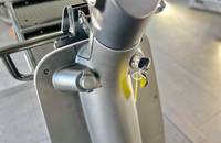 Nahaufnahme des Lenkers und der Bedienelemente eines elektrischen Rollers.