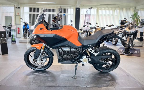 ZERO 25MY FST ADV DS EU LI 14.4 Orange A1