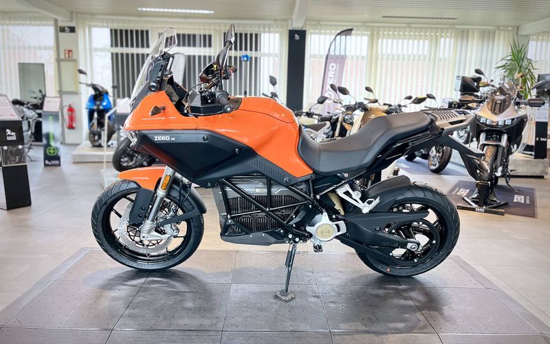 ZERO 25MY FST ADV DS EU LI 14.4 Orange A1