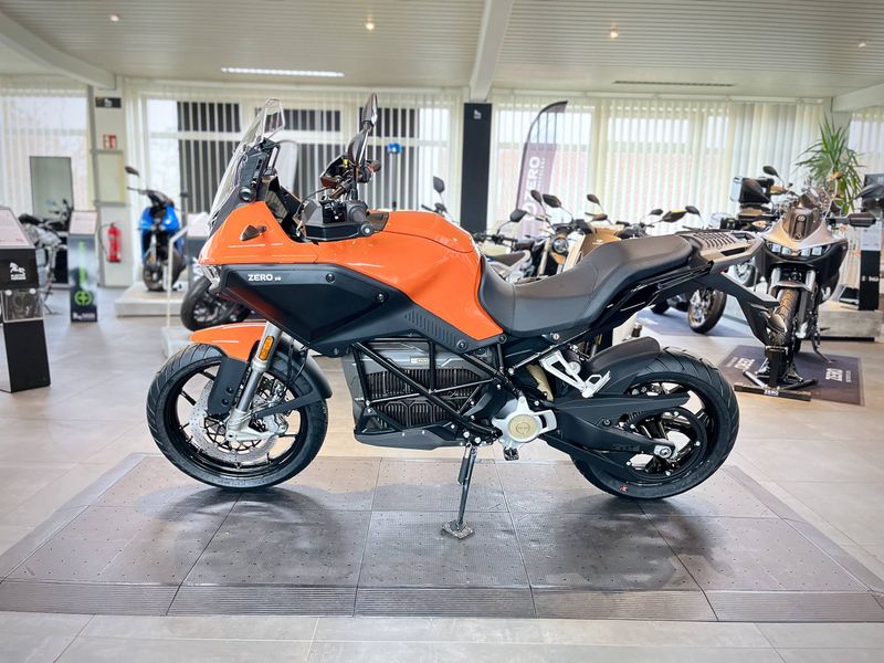 25MY FST ADV DS EU LI 14.4 Orange A1