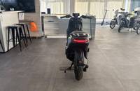 Heckansicht eines modernen Elektrorollers in einem Autohaus.