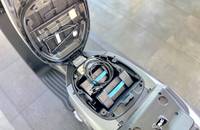 Die geöffneten Motorhauben zeigen die elektrischen Komponenten und Kabel im Inneren des Fahrzeugs.