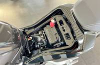Offenes Fach des Scooters mit sichtbarer Batterie und elektrischer Verkabelung.