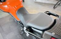 Ansicht des orangefarbenen Scootersitzes und der hinteren Verkleidung.