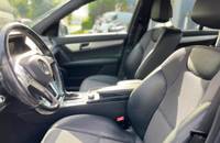 Cockpit-Ansicht des Mercedes-Benz C180 mit Lenkrad und Sitzen.