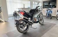 Dreiviertel-Ansicht eines schwarzen Super-Motorrads in einem Showroom.