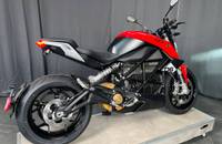 Motorrad (ZERO) in Schwarz und Rot, aufgenommen in Dreiviertelansicht.