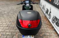 Heckansicht eines schwarzen Piaggio Rollers mit rotem Rücklicht und Kennzeichen.