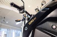 Nahaufnahme des schwarzen Scooters ZERO SR/F mit Lenker und Frontverkleidung.