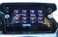 Infotainment-Display eines Autos mit Menüoptionen wie Klima, Navigation und Einstellungen.