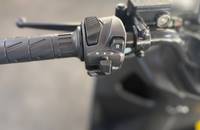 Nahaufnahme der rechten Lenkersteuerung eines Motorrads.