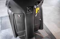 Nahaufnahme der Seitenverkleidung mit dem Ladeanschluss eines Elektrofahrzeugs.