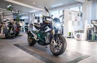 Außenansicht eines schwarzen E-Motorrads in einem Autohaus.