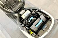 Das offene Kofferraumfach zeigt den großen Akku und die Verkabelung des Elektrofahrzeugs.
