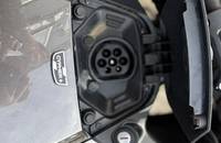 Detailansicht der Frontverkleidung und des Ladeanschlusses eines E-Motorrads.