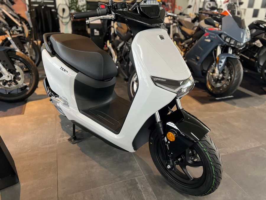 Seitenansicht eines elektrischen Scooters der Marke ZERO in Weiß und Schwarz.