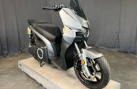 Grauer elektrischer Scooter in Dreiviertelansicht auf einem Display.