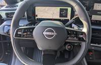 Cockpitansicht des Nissan Micra EV mit Lenkrad und Navigationsdisplay.