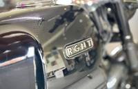 Nahaufnahme des Motorrad-Seitenverkleidungsteils mit dem RGNT-Emblem.