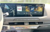 Innenansicht des KIA EV2 mit Infotainment-Display und Bedienelementen.