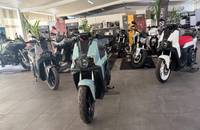 Ausstellung mehrerer elektrischer Roller und Motorräder in einem Showroom.