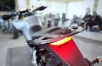 Nahaufnahme des Heckleuchten und der Verkleidung eines Motorrads.