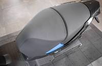 Detailaufnahme des grauen Sitzsitzes des Elektrofahrzeugs.