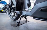 Detailansicht des Hinterrads und der grauen Heckverkleidung eines Elektroscooters.