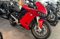 Seitenansicht eines roten E-Motorrads (ZERO 25MY) in einem Showroom.
