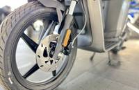Nahaufnahme des Vorderrades, des Reifens und der Bremsscheibe eines Motorrads.