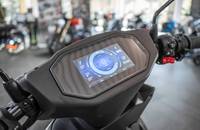 Nahaufnahme des digitalen Displays am Lenker, das Geschwindigkeit, Reichweite und Akkustand anzeigt.
